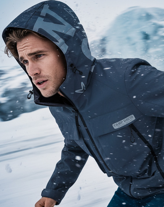 Model trägt Camp David Jacke