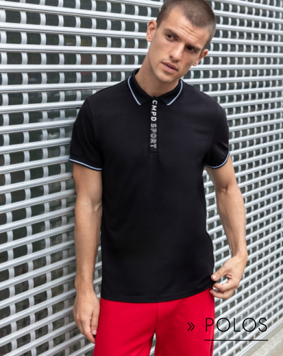 Model trägt schwarzes Polo