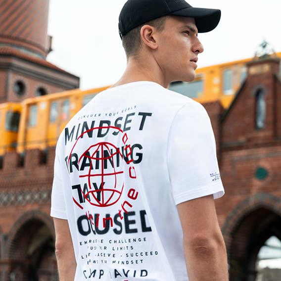 Model trägt weißes Shirt mit Aufdruck