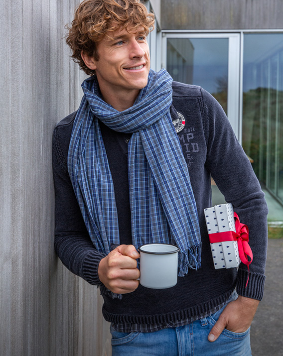 Model trägt Pullover und Schal