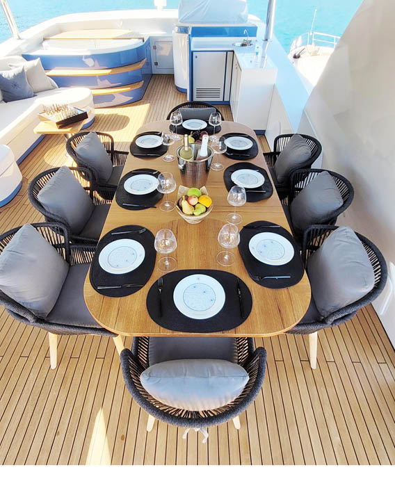 Gedeckter Cockpittisch auf der Yacht