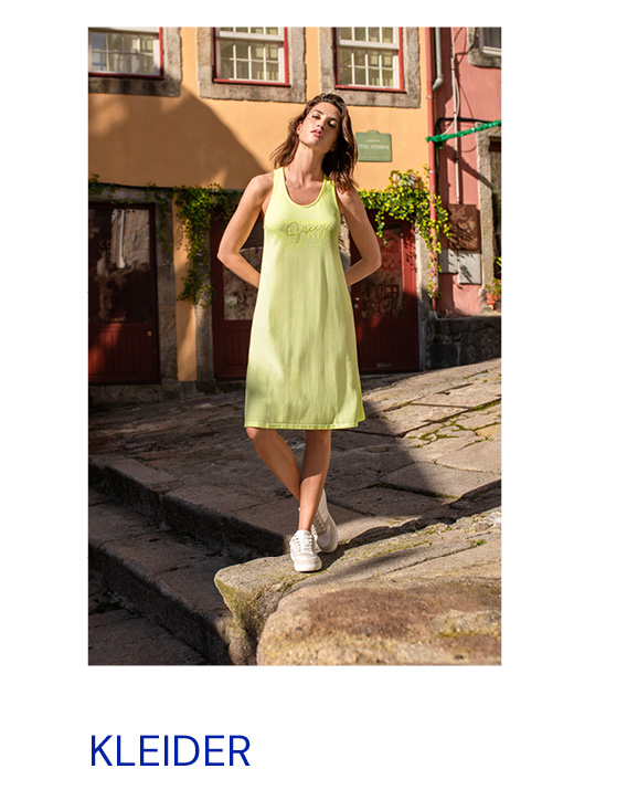 Model trägt gelbes Sommerkleid
