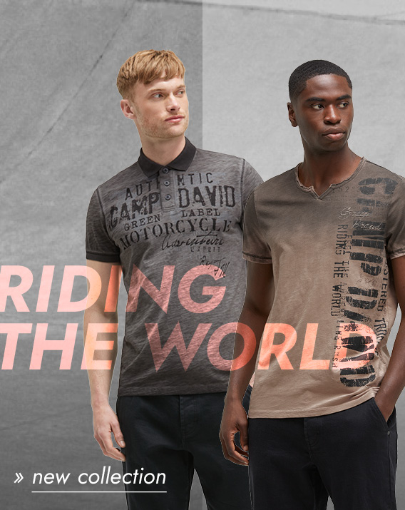 Zwei männliche Models stehen nebeneinander und tragen T-Shirts aus der neuen Saison