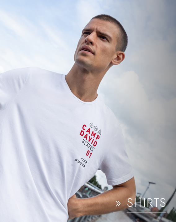 Model trägt weißes Shirt