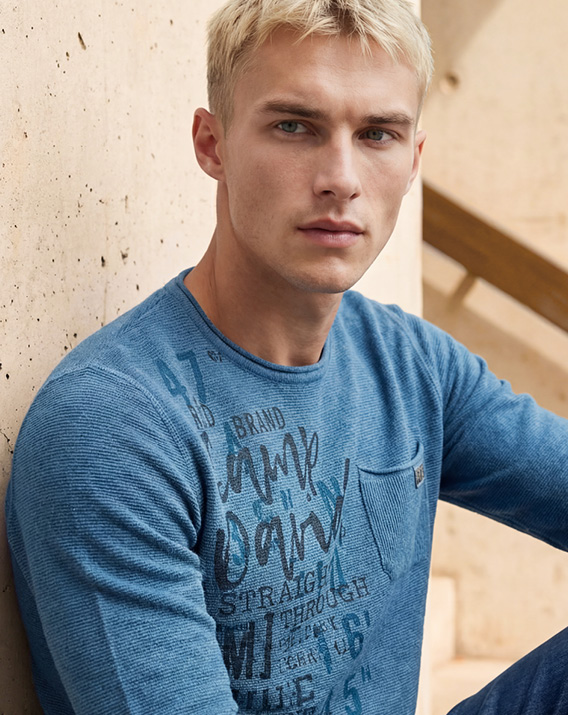 Model trägt Strickpullover