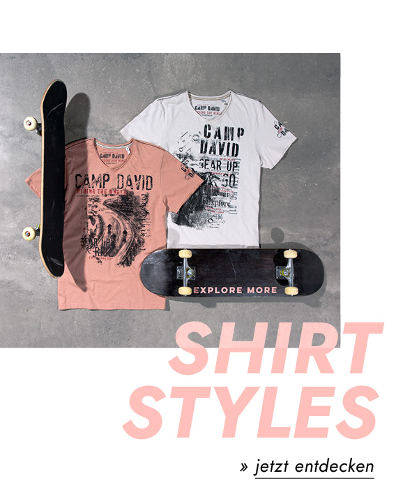 Zwei T-Shirts liegen auf dem Boden neben zwei Skateboards
