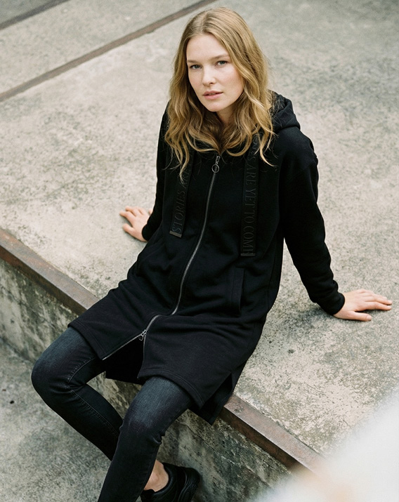 Model trägt Sweat Mantel