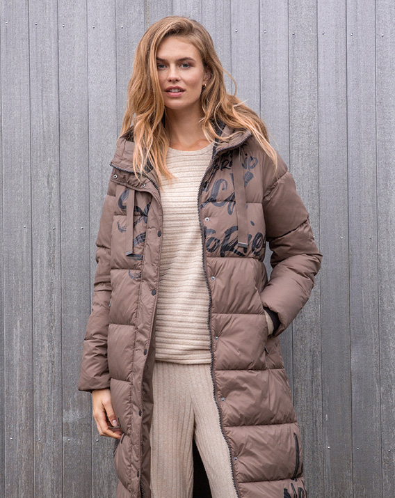 Model trägt Wintermantel