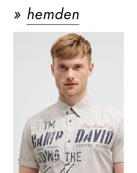 Model trägt weißes Hemd um die Kategorie Hemden zu bewerben 
