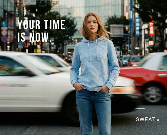 Model steht auf der Straße und trägt SOCCX Artikel