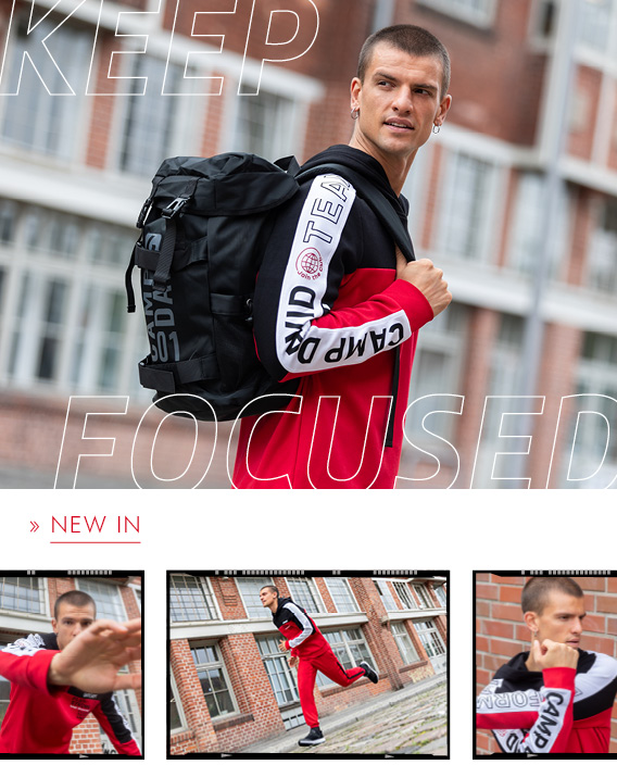 Model trägt Hoodie und Rucksack