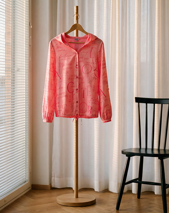 Bluse auf einer Kleiderstange