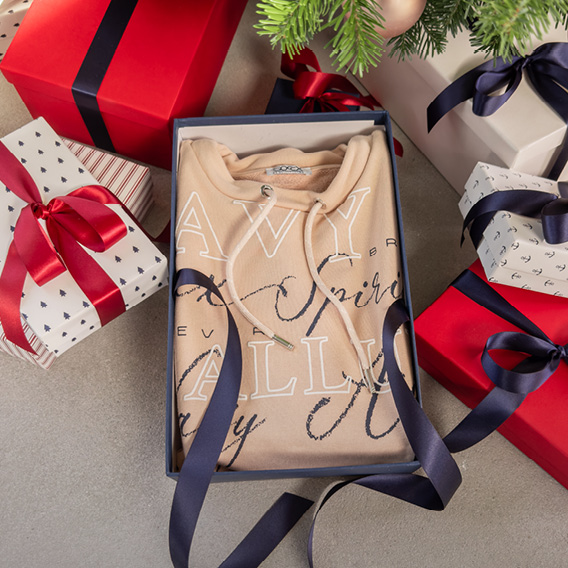 Pullover in einer Geschenkverpackung