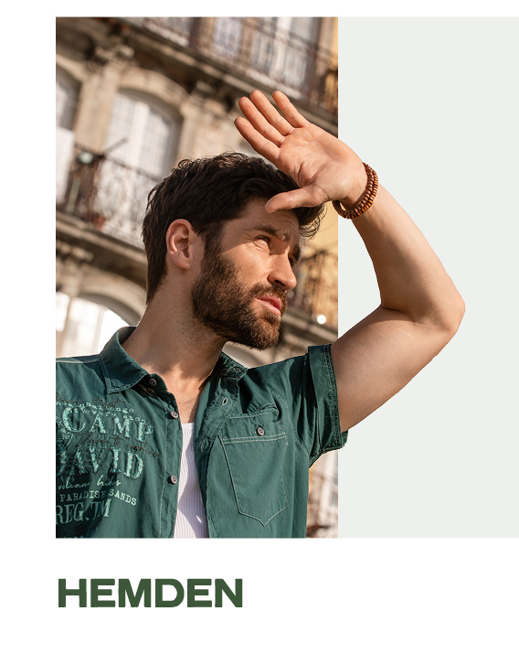 Model trägt grünes Hemd und blickt in die Ferne.