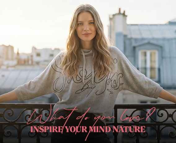 Model steht am Balkon und trägt neue Kollektion