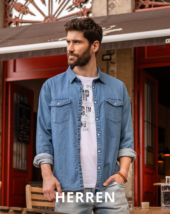 Model trägt Jeanshemd.