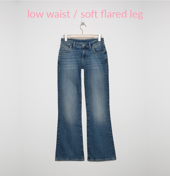 Neue Jeans präsentiert am Bügel
