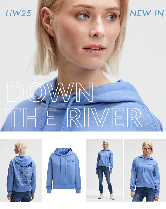 Model trägt blauen Hoodie der neuen Kollektion Down The River