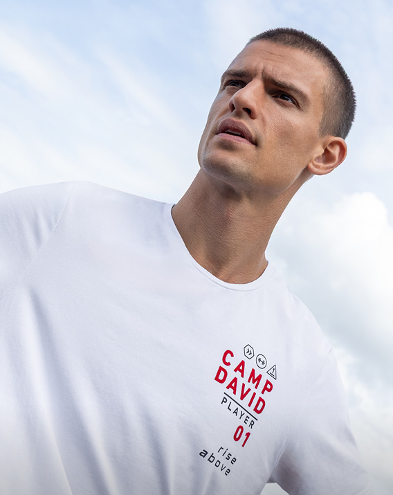 Model trägt weißes Shirt