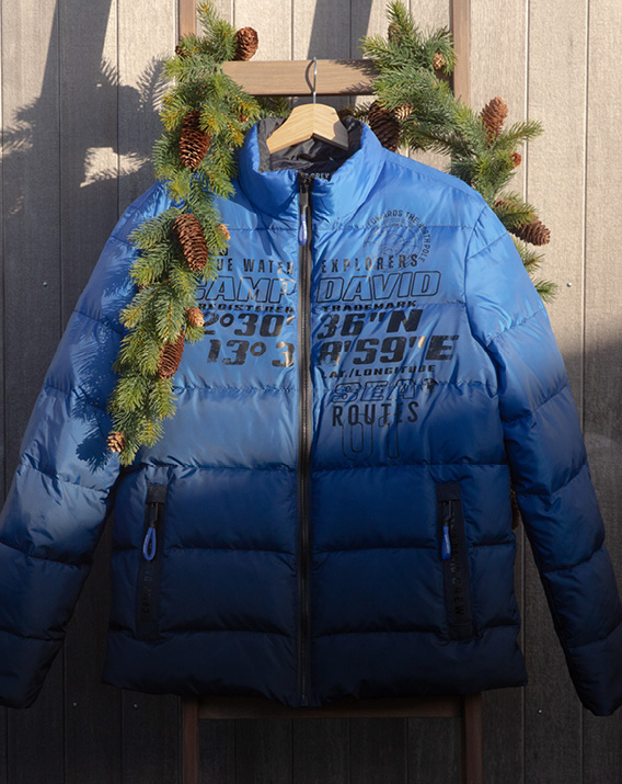 Model trägt Winterjacke