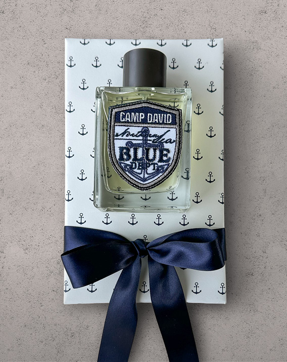 Parfum liegt auf einer Geschenkverpackung